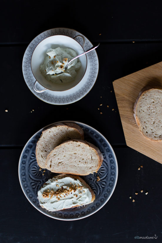 Leckerer Dip mit Schabziger Klee, Ziegenfrischkäse &amp; gerösteten Haselnüssen