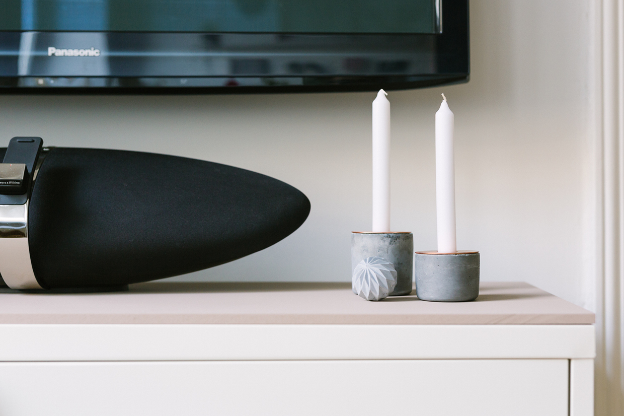 Wohnzimmer neu einrichten: Kupfer, Rosé und Blau