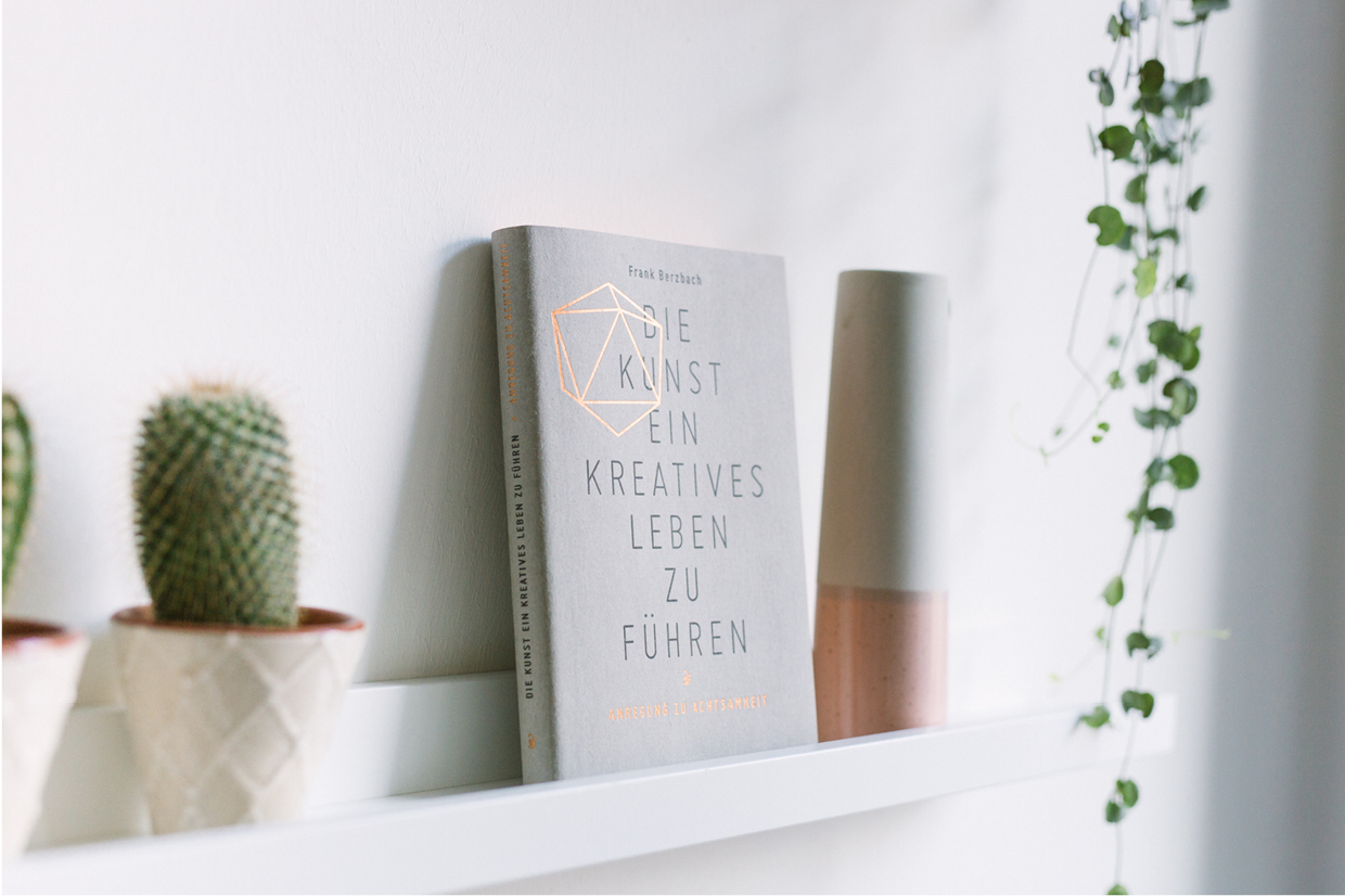 Wohnzimmer neu einrichten: Kupfer, Rosé und Blau