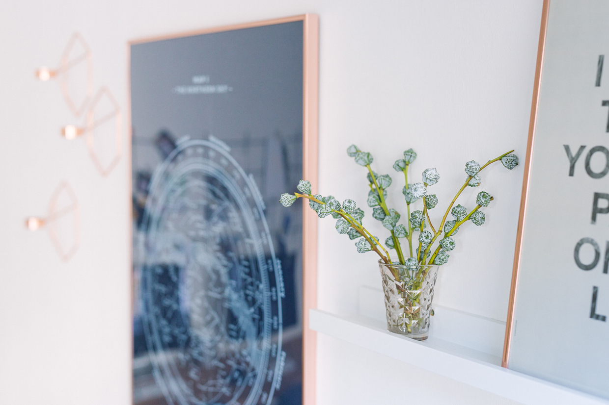 Wohnzimmer umgestalten: kupfer, rosé und blau