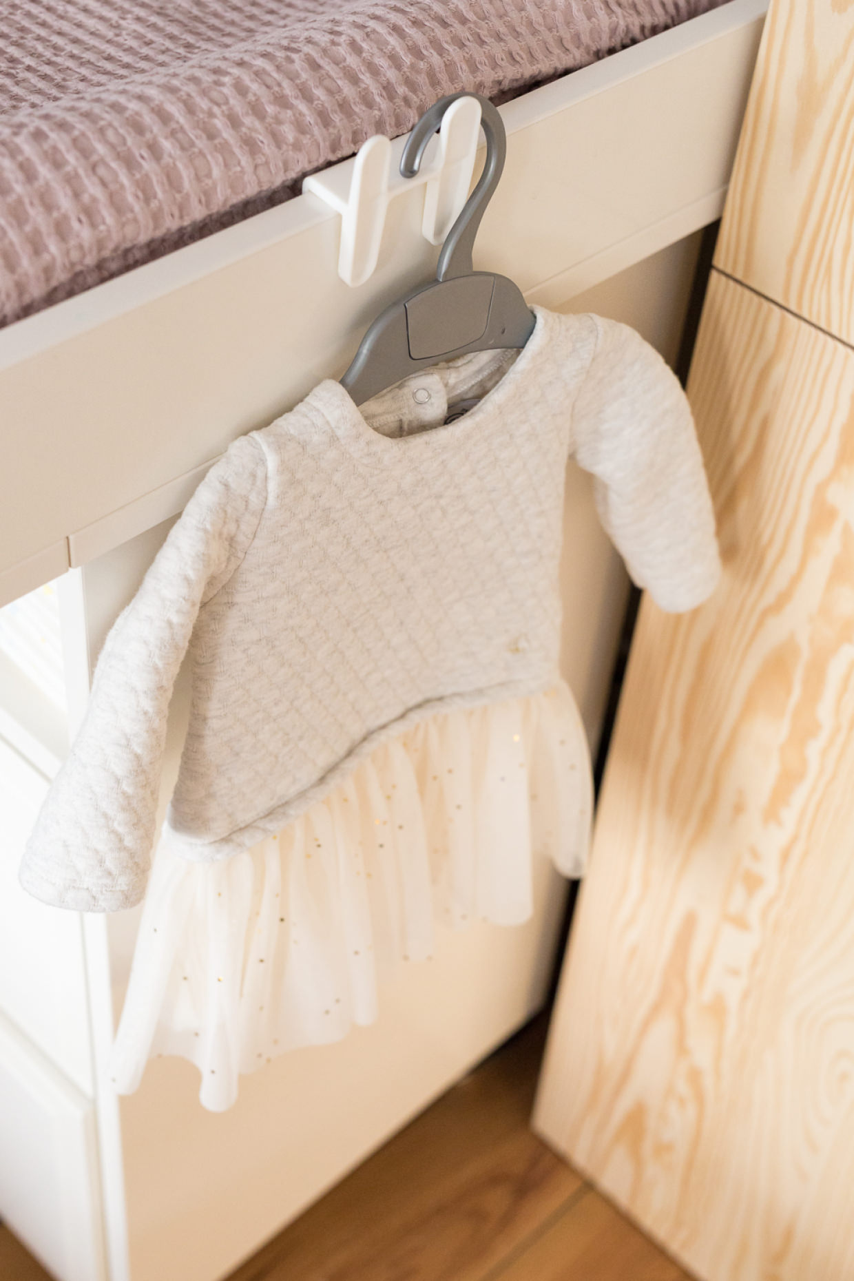 Kinderzimmer Altrosa Einrichten Farbe Wickelkommode Petite Bateau Kleid